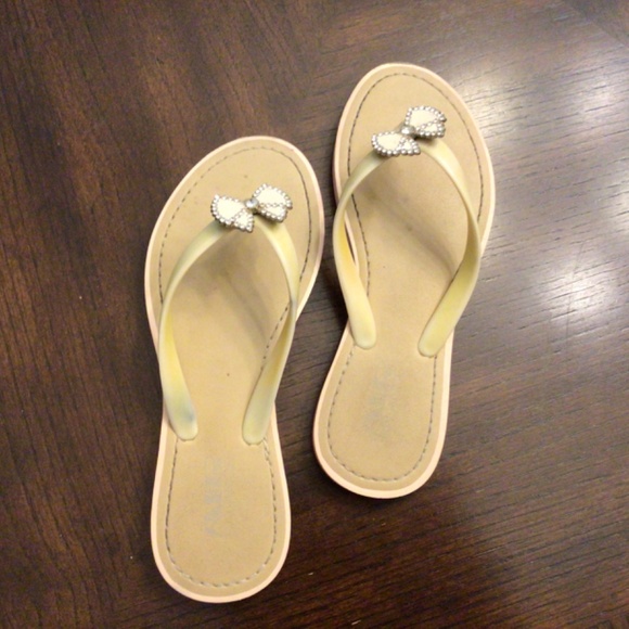 Women’s size 6 sandals/flip flops - Picture 3 of 3